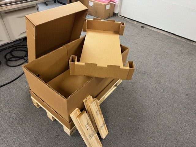 Corrugated box build with tray insert